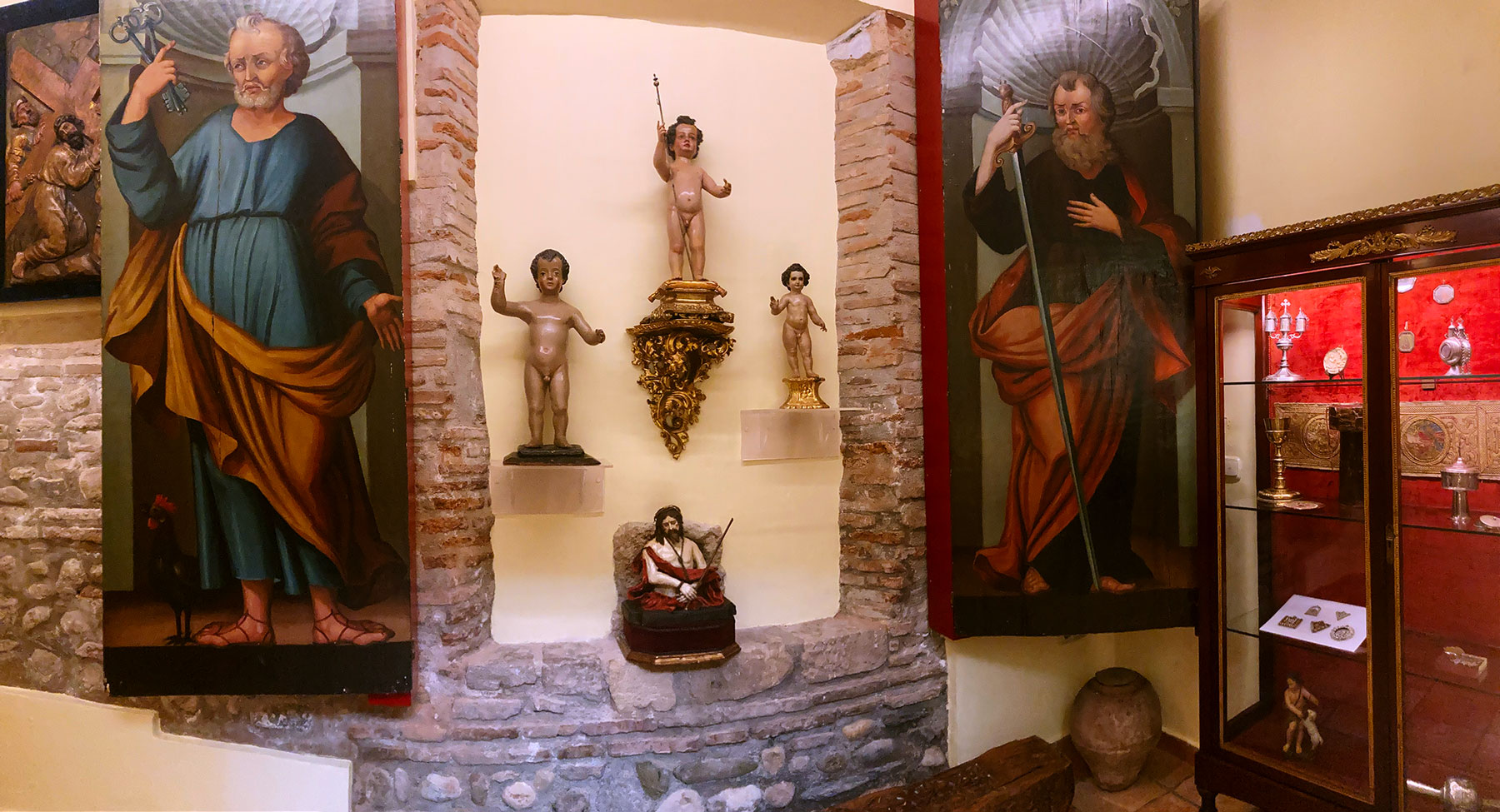 Puertas con las imágenes de San Pedrio y San Pablo junto a tres tallas del Niño Jesús